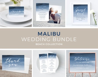 Può includere: Un set di inviti di nozze a tema spiaggia. Il set include un cartello di benvenuto, un libro degli ospiti, un menu, un biglietto di ringraziamento e un segnaposto. Il design presenta uno sfondo ad acquerello con uno schema di colori blu e bianco.