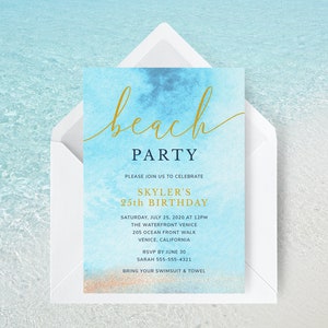 Pu&ograve; includere: Un invito ad una festa in spiaggia in acquerello blu e bianco. L'invito dice "Beach Party" in scrittura dorata e include i dettagli per la festa di compleanno del 25&deg; anniversario di Skyler. La festa &egrave; sabato 25 luglio 2020 alle 12:00 pm al The Waterfront Venice, 205 Ocean Front Walk, Venice, California. RSVP entro il 30 giugno a Sarah 555-555-4321. Porta il tuo costume da bagno e l'asciugamano.