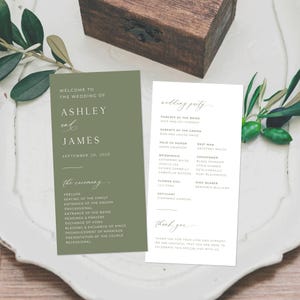 Op de afbeelding: Een programma voor een huwelijksceremonie met een groene achtergrond en witte tekst. Het programma bevat de namen van de bruid en bruidegom, Ashley en James, de datum van de huwelijksceremonie, 10 september 2015, en de volgorde van de ceremonie. Het programma bevat ook een lijst met de gasten van de bruiloft en hun rollen.