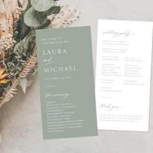 Könnte beinhalten: Eine Hochzeitseinladung mit einem salbeigrünen Hintergrund und weißem Text. Die Einladung lautet "Willkommen zur Hochzeit von Laura und Michael, 30. September 2023". Die Rückseite der Einladung listet die Hochzeitsgesellschaft auf und enthält den Text "Vielen Dank für Ihre Liebe und Unterstützung. Wir sind dankbar, dass Sie hier sind, um diesen besonderen Tag mit uns zu feiern."