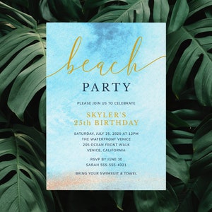 Pu&ograve; includere: Un invito a una festa in spiaggia blu e dorata con uno sfondo ad acquerello. L'invito dice "beach party" in scrittura dorata e include i dettagli per la celebrazione del 25&deg; compleanno di Skyler. L'evento si terr&agrave; sabato 25 luglio 2020 alle 12:00 presso The Waterfront Venice, 205 Ocean Front Walk, Venice, California. RSVP entro il 30 giugno a Sarah al 555-555-4321. Porta il costume da bagno e un asciugamano.