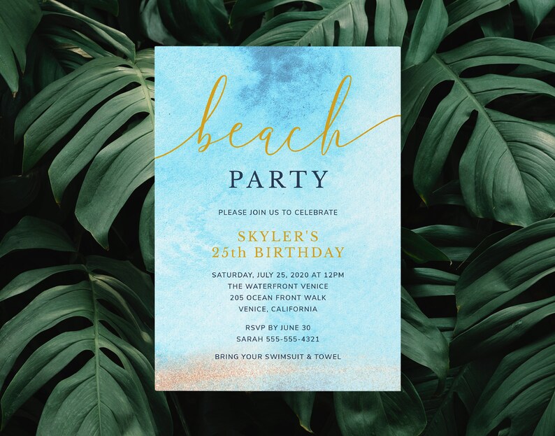 Pu&ograve; includere: Un invito a una festa in spiaggia blu e dorata con uno sfondo ad acquerello. L'invito dice "beach party" in scrittura dorata e include i dettagli per la celebrazione del 25&deg; compleanno di Skyler. L'evento si terr&agrave; sabato 25 luglio 2020 alle 12:00 presso The Waterfront Venice, 205 Ocean Front Walk, Venice, California. RSVP entro il 30 giugno a Sarah al 555-555-4321. Porta il costume da bagno e un asciugamano.