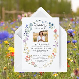 Puede incluir: Una tarjeta de invitación conmemorativa con un diseño de corona floral. La tarjeta presenta una foto de una mujer y el texto "Celebrating the Life of Jenny Robinson". La invitación está dentro de un sobre blanco, sobre un fondo de flores silvestres.