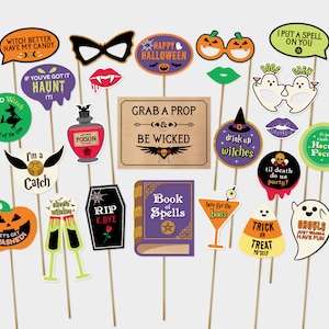 Pode incluir: Um conjunto de 16 adereços para cabine de fotos com tema de Halloween. Os adereços apresentam vários designs assustadores e divertidos, incluindo fantasmas, bruxas, abóboras e muito mais. Os adereços são impressos em cartolina e presos a varinhas de madeira.