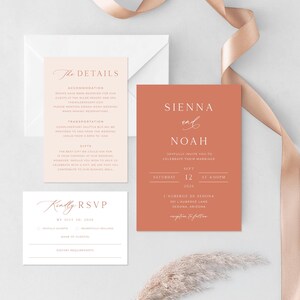 Puede incluir: Un conjunto de invitaciones de boda con una tarjeta de invitación de color terracota con los nombres "Sienna y Noah" y los detalles del evento. Incluye tarjetas RSVP y de detalles, un sobre blanco y una cinta beige.