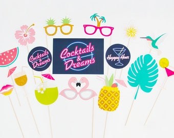 Può includere: Un set di 12 divertenti accessori per foto booth a tema tropicale e cocktail. Gli accessori includono una fetta di anguria, un ananas, un fenicottero rosa, un bicchiere da cocktail, una palma, un fiore, un colibrì e un cartello che dice "Cocktails & Dreams".