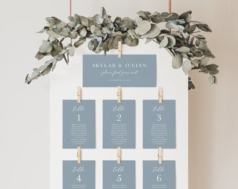 Pode incluir: Um diagrama de lugares de casamento azul claro com os nomes "Skylar & Julian" e a data "11 de novembro de 2023". O diagrama é dividido em seis seções, cada uma com um número de mesa e uma lista de nomes.