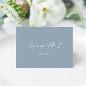 Plantilla de tarjeta de lugar en azul polvoriento, boda en azul polvoriento, tarjetas de lugar minimalistas, tarjetas de nombre modernas, caligrafía / DESCARGA INSTANTÁNEA