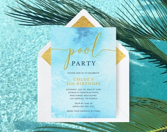 Può includere: Un invito a una festa in piscina blu e oro con il testo "Pool Party" in lettere dorate. L'invito include i dettagli per il 21° compleanno di Chloe, tra cui data, ora, luogo e informazioni RSVP.