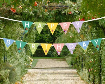 Puede incluir: Un colorido banner de Feliz Cumpleaños con banderas triangulares verdes, amarillas, azules y rosas. Cada bandera tiene un diseño diferente con temática de jardín, que incluye flores, plantas y un sol.
