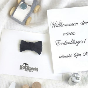 Geschenk zur Geburt, Baby Fliege Stoff mit persönlicher Grußkarte