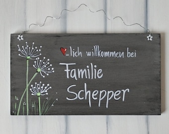 Türschild personalisiert mit Pusteblume Türschild für die Familie Familienschild aus Holz Türschild im Shabby Style graues Türschild