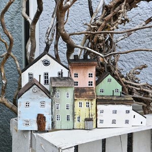 Große Häuserzeile Gartendeko Altholz Haus Holzhaus Deko Balkon bunt Dekohaus Wohndeko shabby Häuser Holzdeko Häuserliebe Gista