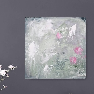 Könnte beinhalten: Abstraktes Gemälde mit grauem, weißem und grünem Hintergrund. Das Gemälde zeigt rosa Akzente und eine Signatur in der rechten unteren Ecke.