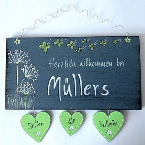 Türschild Pusteblume Türschild personalisiert Schmetterlinge Familienschild Holz Türschilder mit Herzanhänger Herzen Shabby Schild Bild 1