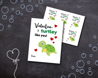 Könnte beinhalten: Valentinstagskarten mit einer Schildkrötenillustration. Die Karten zeigen den Text "Valentine, I turtley like you!" mit einer grünen Schildkröte und roten Herzen. Mehrere Karten mit dem gleichen Design sind zu sehen.
