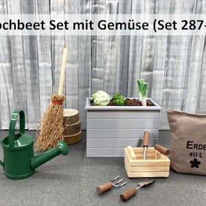 Könnte beinhalten: Ein Miniatur-Gartenset mit einer grünen Gießkanne, einem Besen, einem Hochbeet mit Gemüse, einer Holzkiste mit Werkzeugen und einem Sack Erde. Der Text "Hochbeet Set mit Gemüse (Set 287-C)" ist enthalten.