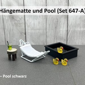 Könnte beinhalten: Miniatur-Puppenhaus-Set mit einer weißen Hängematte, einem kleinen schwarzen Pool mit gelben Entenküken und einem kleinen Tisch mit einem grünen Getränk. Das Set ist für ein Puppenhaus oder eine Miniaturszene konzipiert.