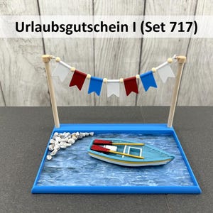 Könnte beinhalten: Ein blaues Miniaturboot mit roten Rudern schwimmt in einem blauen rechteckigen Pool. Ein Banner aus weißen, roten und blauen Flaggen hängt darüber. Der Text "Urlaubsgutschein I (Set 717)" wird oben angezeigt.