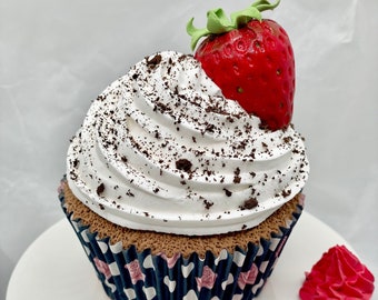 Искусственный кекс с клубникой во взбитых сливках, настоящий размер, искусственный кекс, пекарня ручной работы, украшение на день рождения