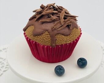 Faux-Schokoladen-Cupcake mit Glasur und Schokoladenstücken.Real Size Cupcake Cupcake
