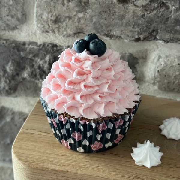 Faux cupcake rose avec des baies Faux cupcake rose avec de la crème fouettée aux myrtilles, taille réelle, présentoir de boulangerie, décoration de cuisine faite main