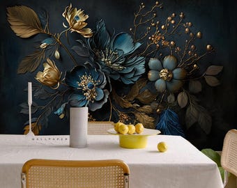 Peut inclure: Un papier peint floral bleu foncé et or avec un effet 3D. Le papier peint présente de grandes fleurs bleues avec des accents dorés et des feuilles dorées. Le papier peint est présenté dans un décor de salle à manger avec une nappe blanche et des citrons jaunes sur une assiette.