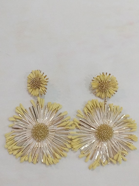 Orecchini con fiori di rafia gialla: gioielli boho per feste di ballo - Italia