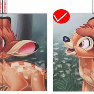 K&ouml;nnte beinhalten: Ein Cartoon-Bild eines braunen Rehs mit gro&szlig;en Augen und einem weit ge&ouml;ffneten Mund, das nach rechts schaut. Das Reh steht in einer gr&uuml;nen Waldlandschaft mit gr&uuml;nen Bl&auml;ttern und Blumen.