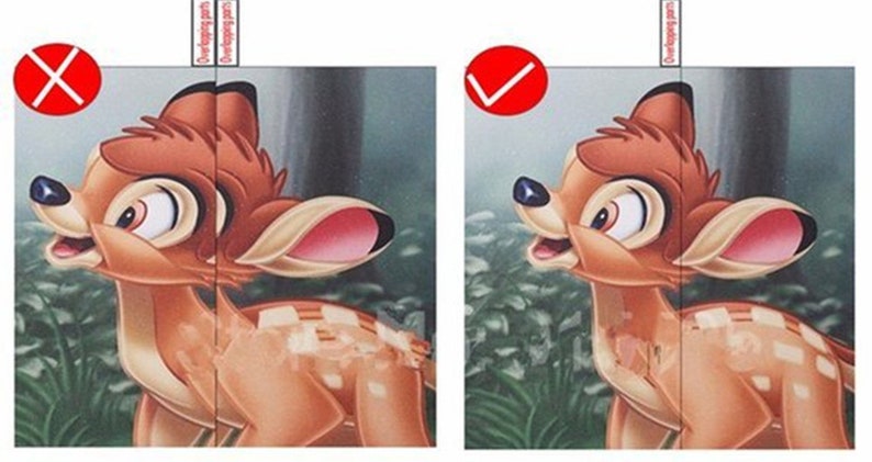 K&ouml;nnte beinhalten: Ein Cartoon-Bild eines braunen Rehs mit gro&szlig;en Augen und einem weit ge&ouml;ffneten Mund, das nach rechts schaut. Das Reh steht in einer gr&uuml;nen Waldlandschaft mit gr&uuml;nen Bl&auml;ttern und Blumen.