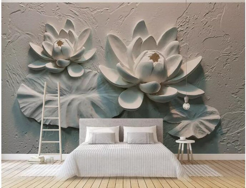 K&ouml;nnte beinhalten: Eine wei&szlig;e 3D-Wandmalerei mit zwei gro&szlig;en wei&szlig;en Lotusblumen mit Bl&auml;ttern. Die Blumen sind modelliert und scheinen an der Wand zu schweben.