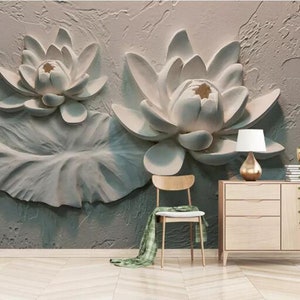 K&ouml;nnte beinhalten: Ein 3D-Wandbild mit zwei wei&szlig;en Lotusblumen mit Bl&auml;ttern vor einem strukturierten grauen Hintergrund. Die Blumen sind in einem realistischen Stil mit filigranen Details modelliert.
