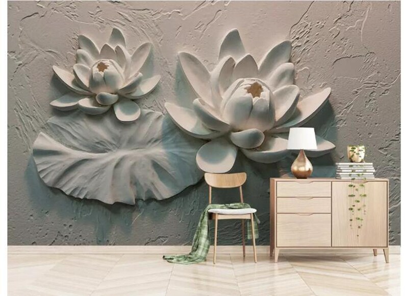 K&ouml;nnte beinhalten: Ein 3D-Wandbild mit zwei wei&szlig;en Lotusblumen mit Bl&auml;ttern vor einem strukturierten grauen Hintergrund. Die Blumen sind in einem realistischen Stil mit filigranen Details modelliert.