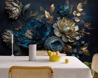 Peut inclure: Un papier peint floral bleu foncé et or avec de grandes fleurs texturées. Le papier peint présente une palette de couleurs bleu, blanc et or et est parfait pour une maison moderne ou contemporaine.