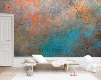 Könnte beinhalten: Ein blaugrünes, orangefarbenes und braunes abstraktes Wandbild mit einem abgenutzten, strukturierten Look. Das Wandbild wird in einem Raum mit einer weißen Tür, einer weißen Bank und einem weißen Beistelltisch gezeigt.