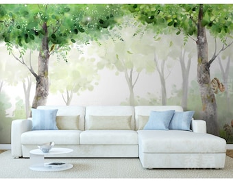 Könnte beinhalten: Ein weißes Ecksofa mit blauen Kissen vor einem Aquarell-Wandbild eines Waldes mit grünen Bäumen und weißem Hintergrund.