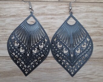 Filigree earrings with ornament pendants in black, red or green, ear hooks made of stainless steel