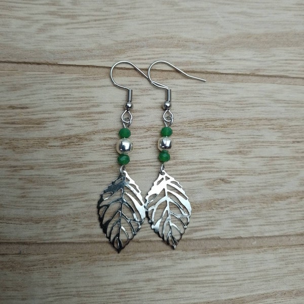 Jolies boucles d'oreilles pendantes avec pampilles feuilles filigranées en argent et petites perles de métal et de verre en vert