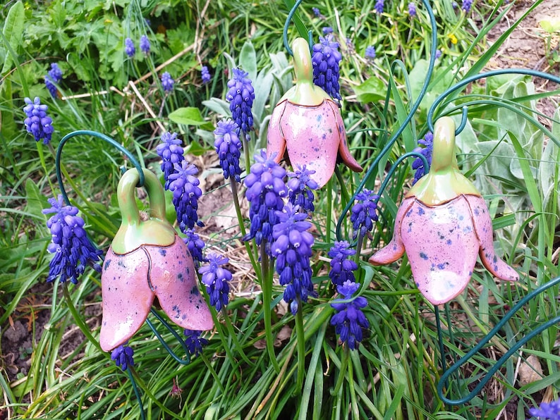 3 klingende Glockenblumen Keramik Elfenblumen Blüten Fensterdeko lila 7 cm Ostern Geschenk wie Osterei Bild 4