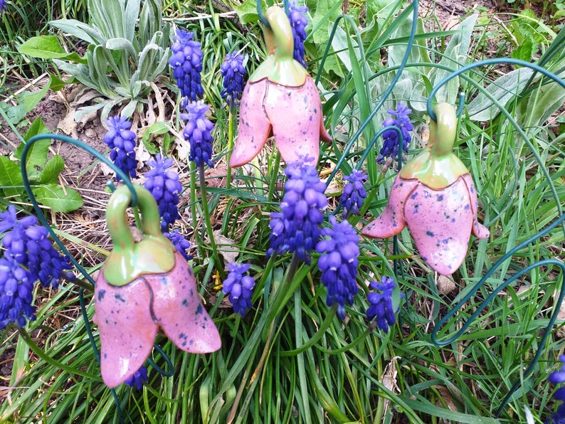 3 klingende Glockenblumen Keramik Elfenblumen Blüten Fensterdeko lila 7 cm Ostern Geschenk wie Osterei Bild 2