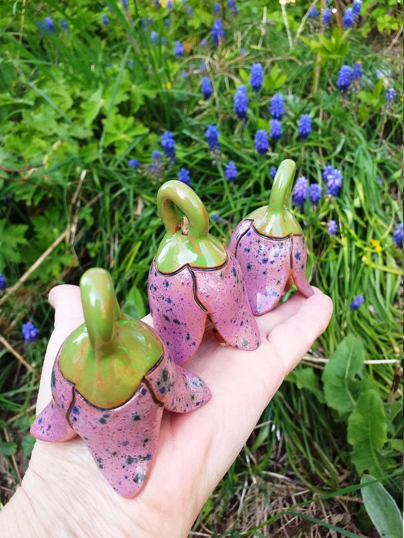 3 klingende Glockenblumen Keramik Elfenblumen Blüten Fensterdeko lila 7 cm Ostern Geschenk wie Osterei Bild 1