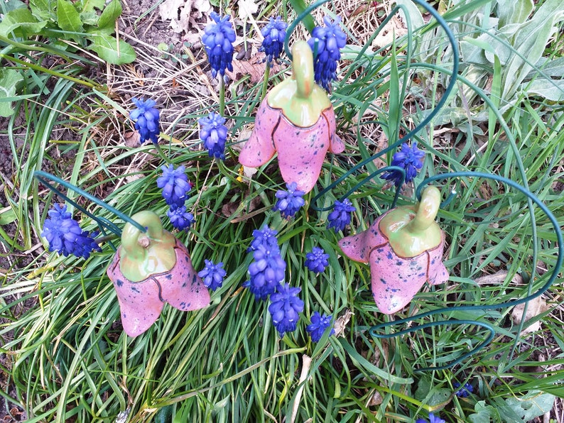 3 klingende Glockenblumen Keramik Elfenblumen Blüten Fensterdeko lila 7 cm Ostern Geschenk wie Osterei Bild 6
