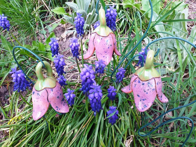 3 klingende Glockenblumen Keramik Elfenblumen Blüten Fensterdeko lila 7 cm Ostern Geschenk wie Osterei Bild 5