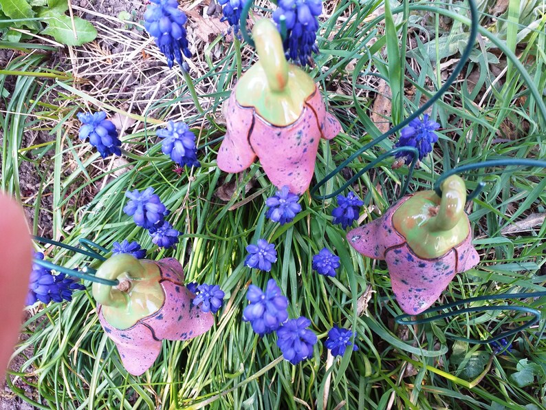 3 klingende Glockenblumen Keramik Elfenblumen Blüten Fensterdeko lila 7 cm Ostern Geschenk wie Osterei Bild 8