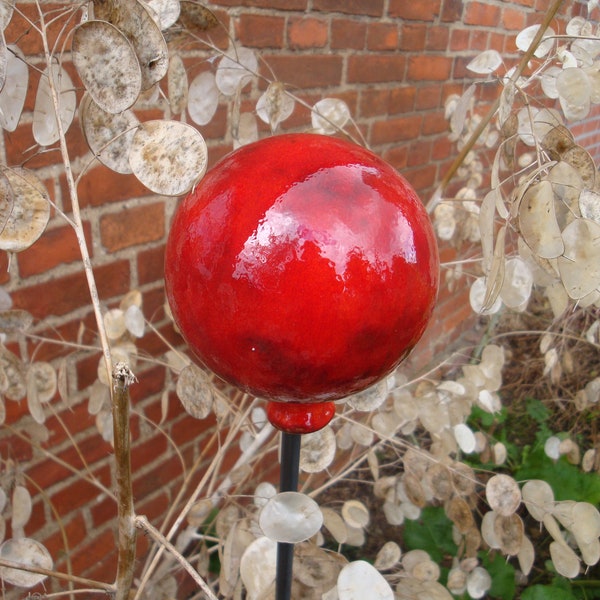 Gartenkugel, Rosenkugel, Stele aus Keramik, getöpfert, rot  11,5 cm, Gartenkeramik als Geschenk zum Geburtstag,
