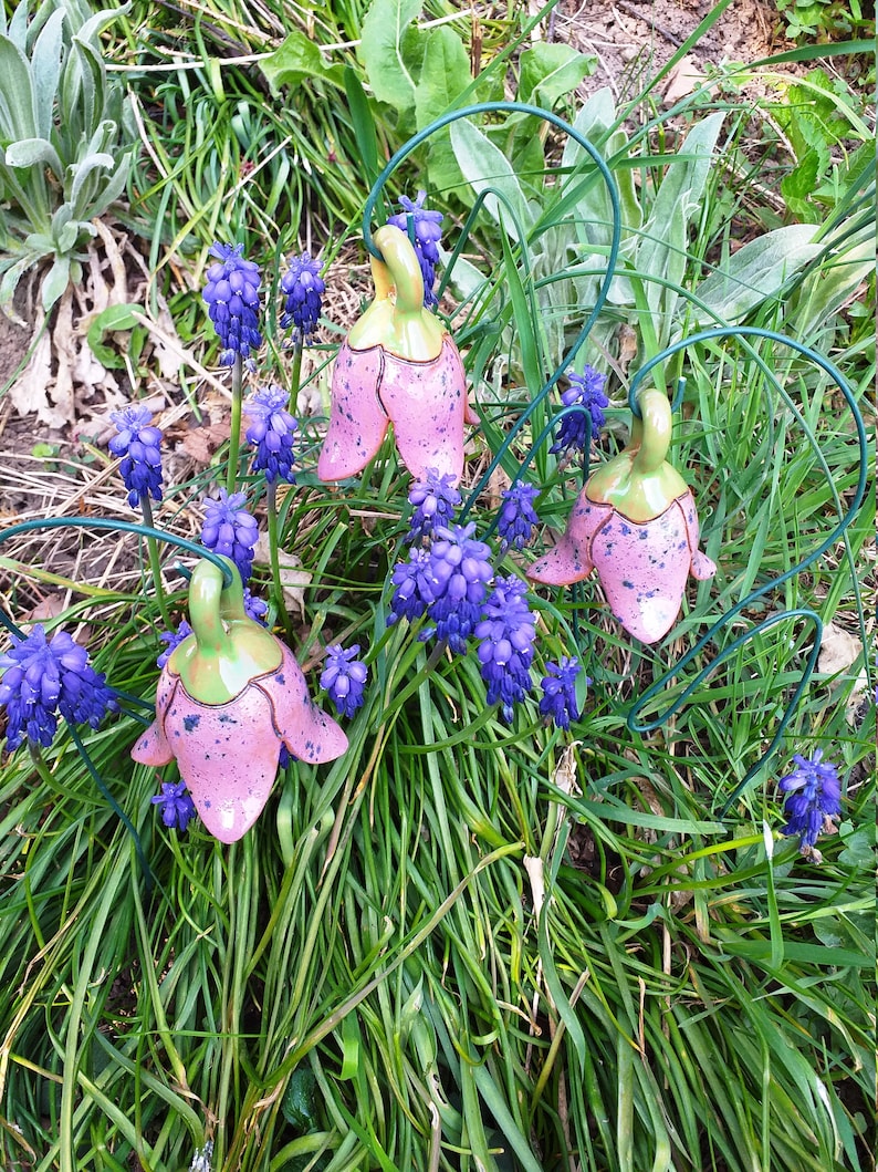 3 klingende Glockenblumen Keramik Elfenblumen Blüten Fensterdeko lila 7 cm Ostern Geschenk wie Osterei Bild 3