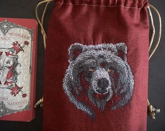 Bolso con cordón y bordado de oso, hecho a mano, forrado en seda.