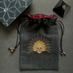 Bolsa con cordón con calavera coronada bordada, hecha a mano, forrada de seda