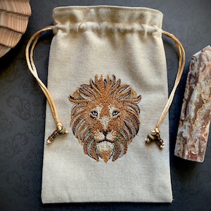 Bolsa con cordón de león bordado natural, hecha a mano, forrada de seda