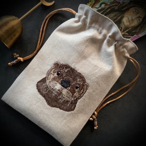 Bolsa con cordón bordada con nutria, hecha a mano, forrada de seda